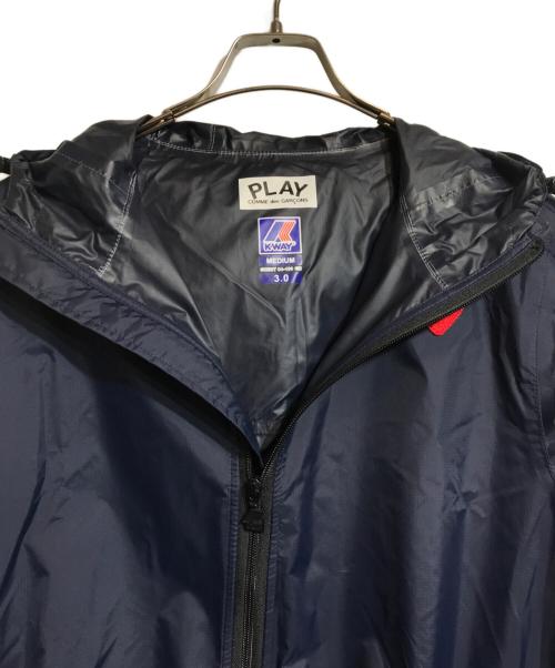 PLAY COMME des GARCONS（プレイコムデギャルソン）PLAY COMME des GARCONS (プレイ コムデギャルソン) K-WAY (ケイウェイ) ナイロンロゴジップジャケット ネイビー サイズ:Mの古着・服飾アイテム