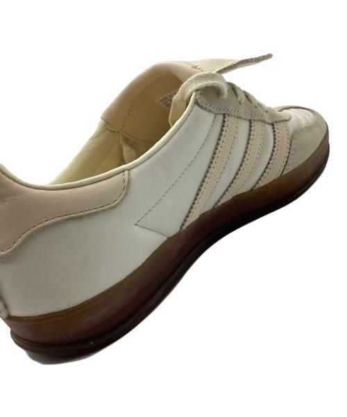 adidas（アディダス）adidas (アディダス) FOOT INDUSTRY (フットインダストリー) Gazelle Indoor / ローカットスニーカー ベージュ×ホワイト サイズ:23.5の古着・服飾アイテム