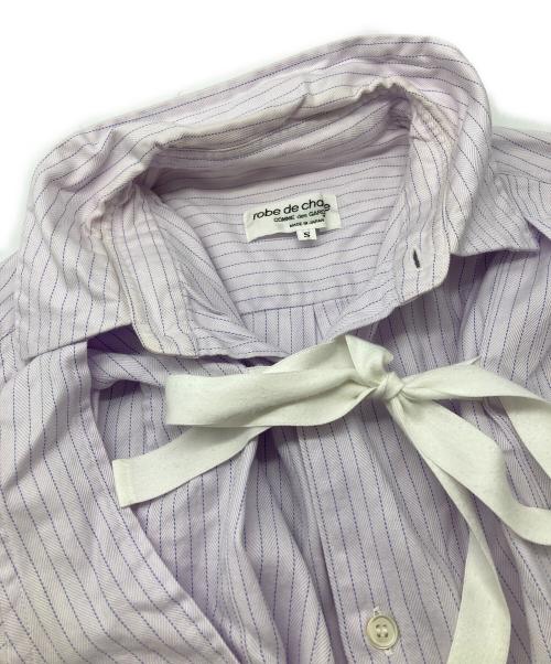 ROBE DE CHAMBRE COMME DES GARCONS（ローブドシャンブル コムデギャルソン）ROBE DE CHAMBRE COMME DES GARCONS (ローブドシャンブル コムデギャルソン) カットオフストライプリボンシャツ ピンク×ブルー サイズ:Sの古着・服飾アイテム