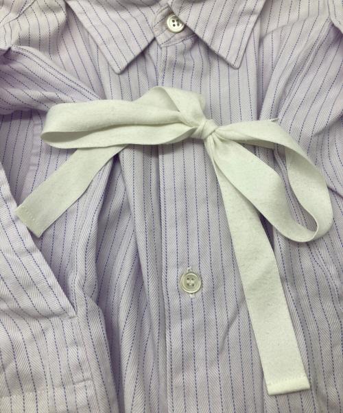 ROBE DE CHAMBRE COMME DES GARCONS（ローブドシャンブル コムデギャルソン）ROBE DE CHAMBRE COMME DES GARCONS (ローブドシャンブル コムデギャルソン) カットオフストライプリボンシャツ ピンク×ブルー サイズ:Sの古着・服飾アイテム