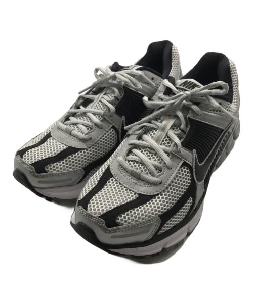 NIKE（ナイキ）NIKE (ナイキ) ZOOM VOMERO 5 metallic silver グレー サイズ:28の古着・服飾アイテム