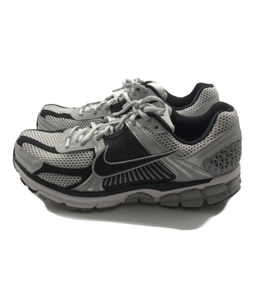 NIKE（ナイキ）NIKE (ナイキ) ZOOM VOMERO 5 metallic silver グレー サイズ:28の古着・服飾アイテム