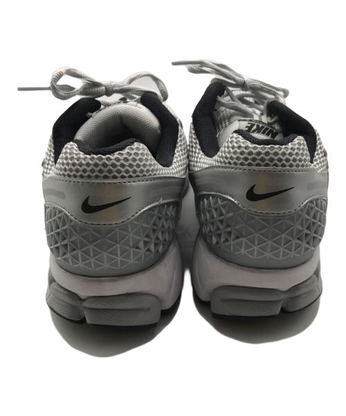 NIKE（ナイキ）NIKE (ナイキ) ZOOM VOMERO 5 metallic silver グレー サイズ:28の古着・服飾アイテム