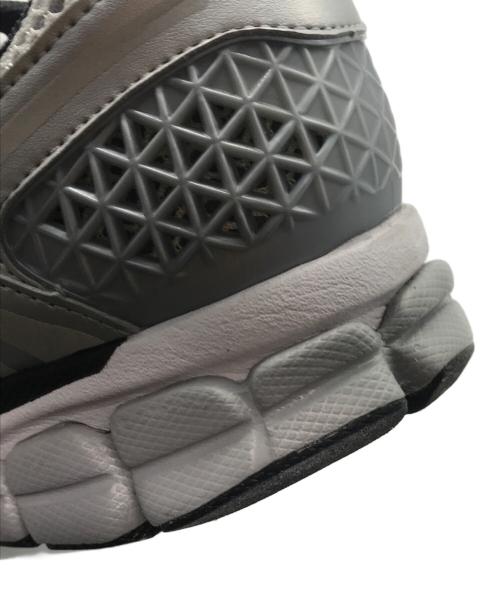 NIKE（ナイキ）NIKE (ナイキ) ZOOM VOMERO 5 metallic silver グレー サイズ:28の古着・服飾アイテム