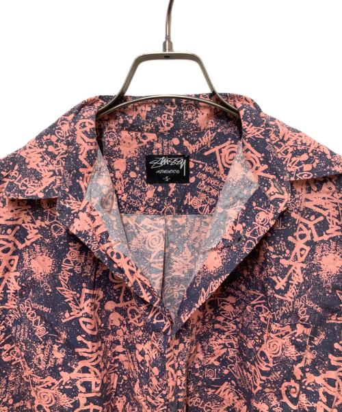 stussy（ステューシー）stussy (ステューシー) 総柄半袖シャツ ピンク×ネイビー サイズ:Sの古着・服飾アイテム
