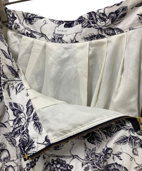 Noble（ノーブル）Noble (ノーブル) ボタニカルプリントタックスカート ホワイト×ブラック サイズ:36の古着・服飾アイテム