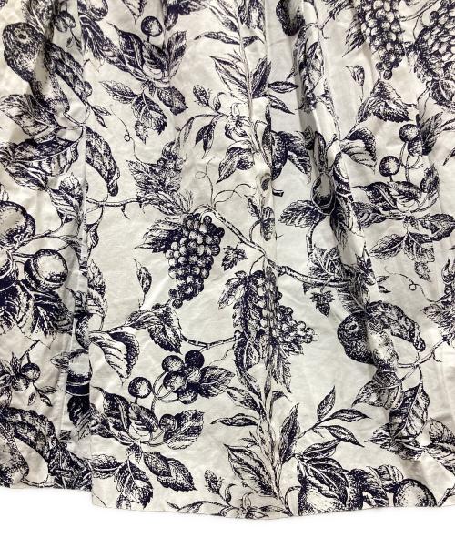 Noble（ノーブル）Noble (ノーブル) ボタニカルプリントタックスカート ホワイト×ブラック サイズ:36の古着・服飾アイテム