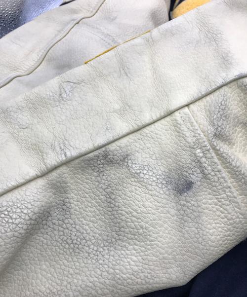 Wrangler（ラングラー）Wrangler (ラングラー) 袖レザーワッペンスタジャン ネイビー×ベージュ サイズ:Mの古着・服飾アイテム