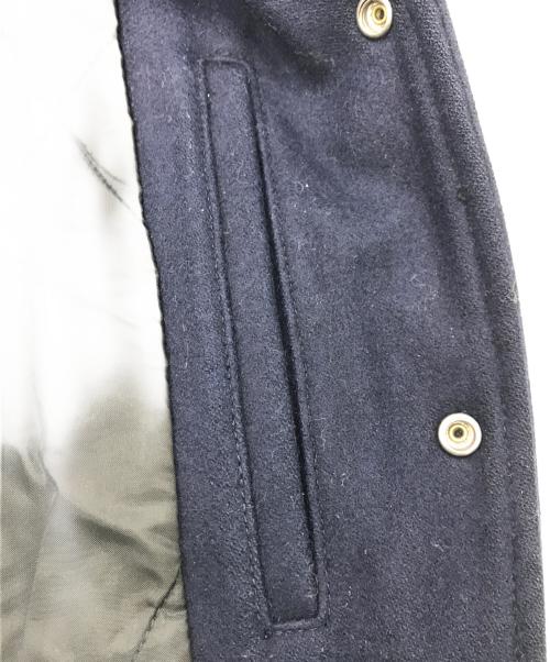 Wrangler（ラングラー）Wrangler (ラングラー) 袖レザーワッペンスタジャン ネイビー×ベージュ サイズ:Mの古着・服飾アイテム