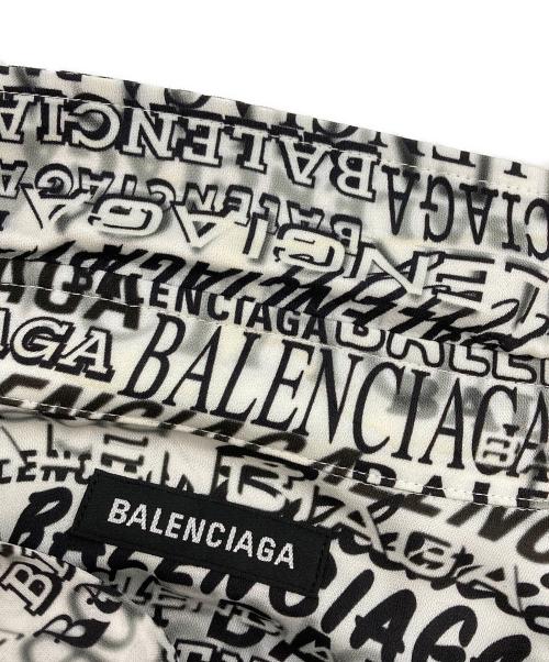 BALENCIAGA（バレンシアガ）BALENCIAGA (バレンシアガ) グラフィックプリントレーヨンシャツ ホワイト×ブラック サイズ:36の古着・服飾アイテム