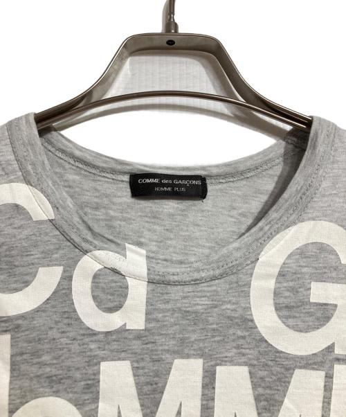 COMME des GARCONS HOMME PLUS（コムデギャルソンオムプリュス）COMME des GARCONS HOMME PLUS (コムデギャルソンオムプリュス) ロゴプリントTシャツ/Logo print T-shirt グレー サイズ:－の古着・服飾アイテム