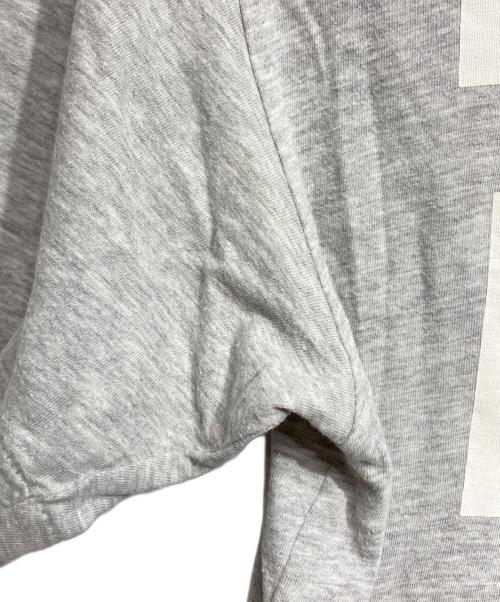 COMME des GARCONS HOMME PLUS（コムデギャルソンオムプリュス）COMME des GARCONS HOMME PLUS (コムデギャルソンオムプリュス) ロゴプリントTシャツ/Logo print T-shirt グレー サイズ:－の古着・服飾アイテム