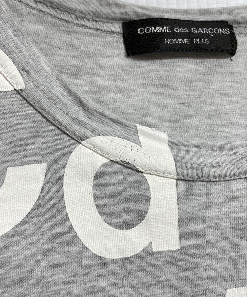 COMME des GARCONS HOMME PLUS（コムデギャルソンオムプリュス）COMME des GARCONS HOMME PLUS (コムデギャルソンオムプリュス) ロゴプリントTシャツ/Logo print T-shirt グレー サイズ:－の古着・服飾アイテム