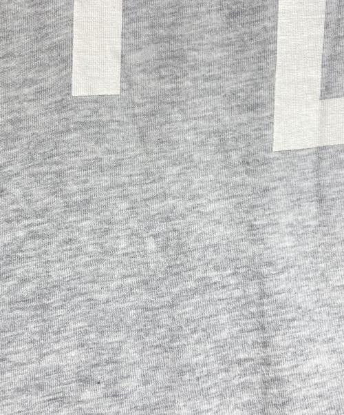 COMME des GARCONS HOMME PLUS（コムデギャルソンオムプリュス）COMME des GARCONS HOMME PLUS (コムデギャルソンオムプリュス) ロゴプリントTシャツ/Logo print T-shirt グレー サイズ:－の古着・服飾アイテム