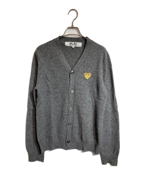 PLAY COMME des GARCONS（プレイコムデギャルソン）PLAY COMME des GARCONS (プレイコムデギャルソン) ハートワッペンロゴカーディガン グレー サイズ:Mの古着・服飾アイテム
