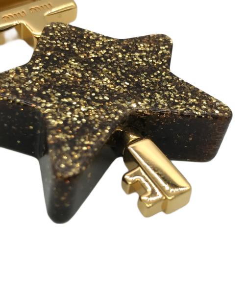 MIU MIU（ミュウミュウ）MIU MIU (ミュウミュウ) スターラメバックチャームキーホルダー ゴールドの古着・服飾アイテム