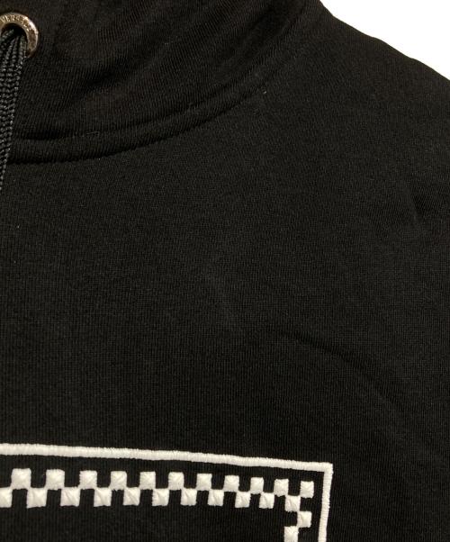 VERSACE（ヴェルサーチェ）VERSACE (ヴェルサーチェ) フロントロゴ刺繍フーディー ブラック サイズ:2XLの古着・服飾アイテム