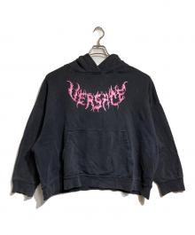 VERSACE（ヴェルサーチェ）の古着「フレイムロゴクロップフーディー」｜ブラック