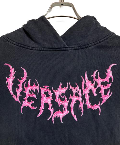VERSACE（ヴェルサーチェ）VERSACE (ヴェルサーチェ) フレイムロゴクロップフーディー ブラック サイズ:40の古着・服飾アイテム
