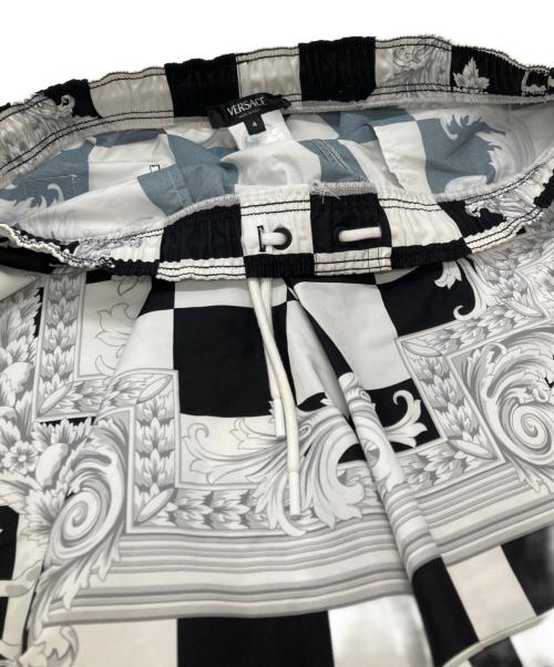 VERSACE（ヴェルサーチェ）VERSACE (ヴェルサーチェ) ビーチウェアボードショーツ/Beachwear board shorts ホワイト×ブラック サイズ:4の古着・服飾アイテム