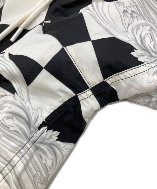 VERSACE（ヴェルサーチェ）VERSACE (ヴェルサーチェ) ビーチウェアボードショーツ/Beachwear board shorts ホワイト×ブラック サイズ:4の古着・服飾アイテム