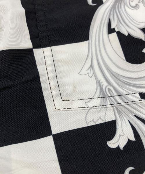 VERSACE（ヴェルサーチェ）VERSACE (ヴェルサーチェ) ビーチウェアボードショーツ/Beachwear board shorts ホワイト×ブラック サイズ:4の古着・服飾アイテム