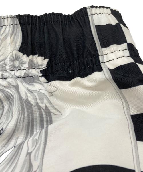 VERSACE（ヴェルサーチェ）VERSACE (ヴェルサーチェ) ビーチウェアボードショーツ/Beachwear board shorts ホワイト×ブラック サイズ:4の古着・服飾アイテム