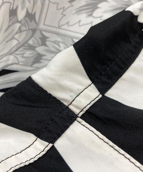 VERSACE（ヴェルサーチェ）VERSACE (ヴェルサーチェ) ビーチウェアボードショーツ/Beachwear board shorts ホワイト×ブラック サイズ:4の古着・服飾アイテム