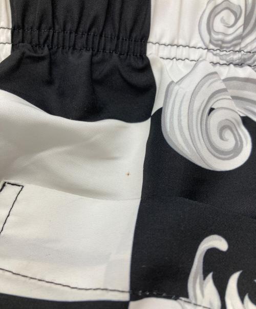 VERSACE（ヴェルサーチェ）VERSACE (ヴェルサーチェ) ビーチウェアボードショーツ/Beachwear board shorts ホワイト×ブラック サイズ:4の古着・服飾アイテム