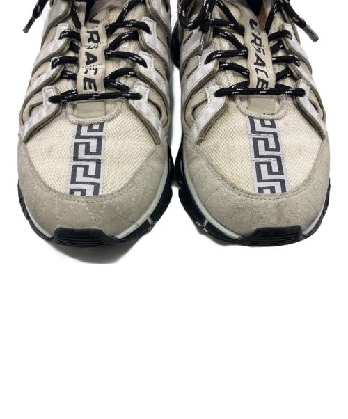 VERSACE（ヴェルサーチェ）VERSACE (ヴェルサーチェ) Trigreca トライグレカスニーカー ベージュ サイズ:42の古着・服飾アイテム