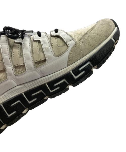 VERSACE（ヴェルサーチェ）VERSACE (ヴェルサーチェ) Trigreca トライグレカスニーカー ベージュ サイズ:42の古着・服飾アイテム