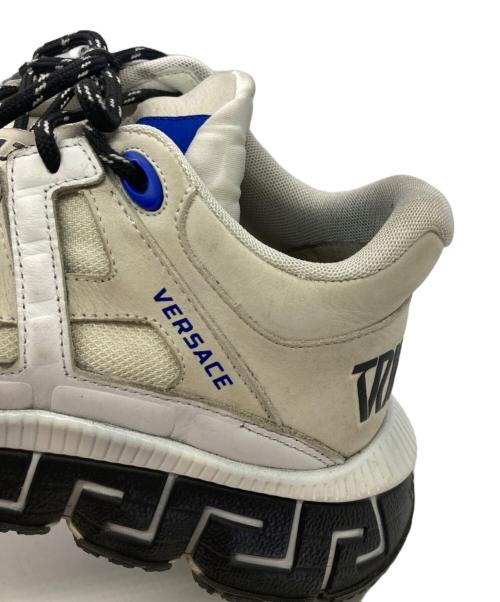 VERSACE（ヴェルサーチェ）VERSACE (ヴェルサーチェ) Trigreca トライグレカスニーカー ベージュ サイズ:42の古着・服飾アイテム