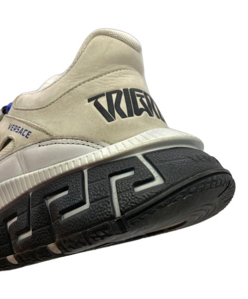 VERSACE（ヴェルサーチェ）VERSACE (ヴェルサーチェ) Trigreca トライグレカスニーカー ベージュ サイズ:42の古着・服飾アイテム