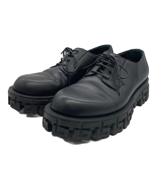 VERSACE（ヴェルサーチェ）VERSACE (ヴェルサーチェ) グレカ ポルティコ ダービーシューズ ブラック サイズ:42の古着・服飾アイテム