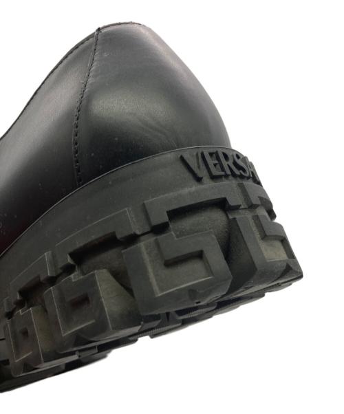 VERSACE（ヴェルサーチェ）VERSACE (ヴェルサーチェ) グレカ ポルティコ ダービーシューズ ブラック サイズ:42の古着・服飾アイテム
