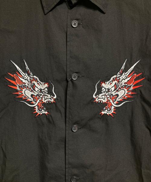 WILDSIDE YOHJI YAMAMOTO（ワイルドサイド ヨウジ ヤマモト）WILDSIDE YOHJI YAMAMOTO (ワイルドサイド ヨウジ ヤマモト) 龍が如く (龍ガ如ク) Cotton Embroidery Shirt (龍魚) ブラック サイズ:3の古着・服飾アイテム