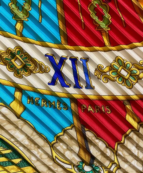 HERMES（エルメス）HERMES (エルメス) カレ90プリーツスカーフ/CARPEDIEM/今日一日を楽しむ ベージュ×グリーンの古着・服飾アイテム