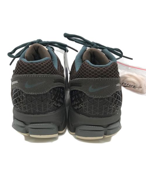 NIKE（ナイキ）NIKE (ナイキ) ZOOM VOMERO 5 PRM ブラウン サイズ:２７ｃｍの古着・服飾アイテム