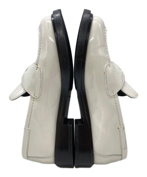 Salvatore Ferragamo（サルヴァトーレ フェラガモ）Salvatore Ferragamo (サルヴァトーレ フェラガモ) スクエアトゥパテントコインローファー/Square Toe Patent Coin Loafers ホワイト サイズ:7の古着・服飾アイテム