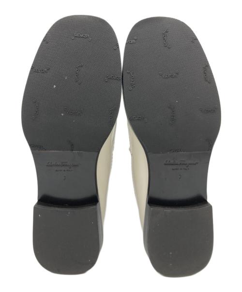 Salvatore Ferragamo（サルヴァトーレ フェラガモ）Salvatore Ferragamo (サルヴァトーレ フェラガモ) スクエアトゥパテントコインローファー/Square Toe Patent Coin Loafers ホワイト サイズ:7の古着・服飾アイテム