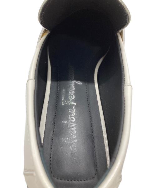 Salvatore Ferragamo（サルヴァトーレ フェラガモ）Salvatore Ferragamo (サルヴァトーレ フェラガモ) スクエアトゥパテントコインローファー/Square Toe Patent Coin Loafers ホワイト サイズ:7の古着・服飾アイテム