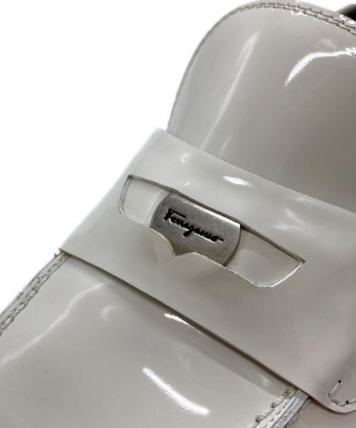 Salvatore Ferragamo（サルヴァトーレ フェラガモ）Salvatore Ferragamo (サルヴァトーレ フェラガモ) スクエアトゥパテントコインローファー/Square Toe Patent Coin Loafers ホワイト サイズ:7の古着・服飾アイテム