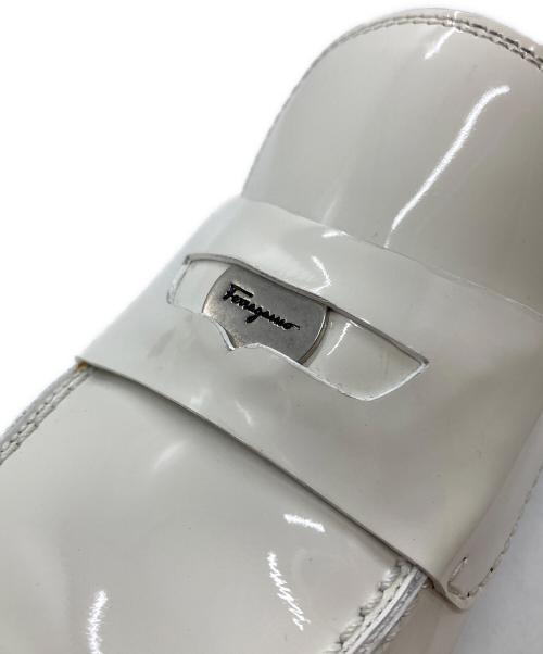 Salvatore Ferragamo（サルヴァトーレ フェラガモ）Salvatore Ferragamo (サルヴァトーレ フェラガモ) スクエアトゥパテントコインローファー/Square Toe Patent Coin Loafers ホワイト サイズ:7の古着・服飾アイテム