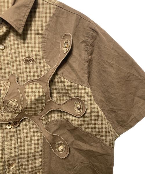 HAPPY DES NINENINE HAPPY PLUS（ハッピー・デス・ナインナイン・ハッピー・プラス）HAPPY DES NINENINE HAPPY PLUS (ハッピー・デス・ナインナイン・ハッピー・プラス) フロントデザインシャツ ベージュ サイズ:Ⅼの古着・服飾アイテム