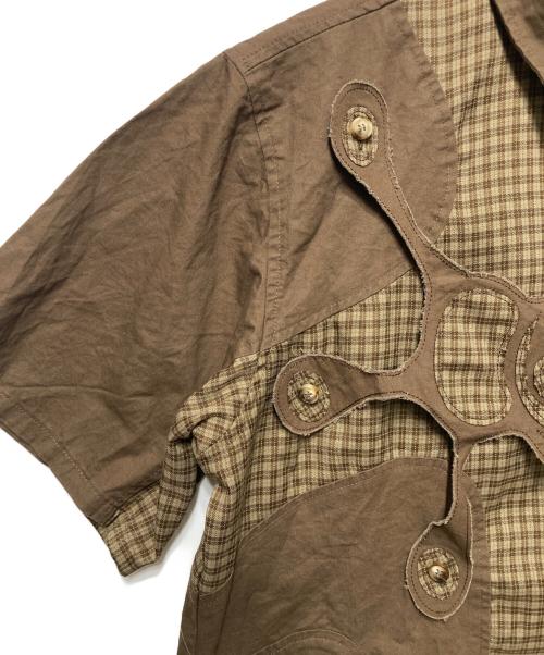 HAPPY DES NINENINE HAPPY PLUS（ハッピー・デス・ナインナイン・ハッピー・プラス）HAPPY DES NINENINE HAPPY PLUS (ハッピー・デス・ナインナイン・ハッピー・プラス) フロントデザインシャツ ベージュ サイズ:Ⅼの古着・服飾アイテム