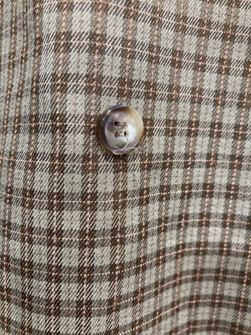 HAPPY DES NINENINE HAPPY PLUS（ハッピー・デス・ナインナイン・ハッピー・プラス）HAPPY DES NINENINE HAPPY PLUS (ハッピー・デス・ナインナイン・ハッピー・プラス) フロントデザインシャツ ベージュ サイズ:Ⅼの古着・服飾アイテム