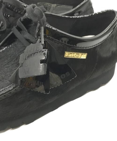 CLARKS（クラークス）CLARKS (クラークス) atmos (アトモス) THE BLACK EYE PATCH (ブラックアイパッチ) Wallabee Black Hair ブラック サイズ:US10 (28cm) 未使用品の古着・服飾アイテム
