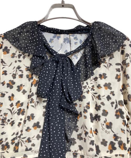 Lily Brown（リリーブラウン）Lily Brown (リリーブラウン) バイカラーフラワープリントボウタイブラウス/wo-tone Floral Print Bow Tie Blouse ベージュ サイズ:Fの古着・服飾アイテム