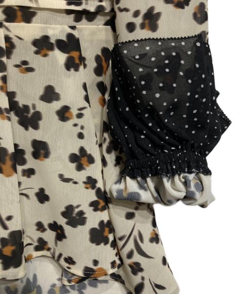 Lily Brown（リリーブラウン）Lily Brown (リリーブラウン) バイカラーフラワープリントボウタイブラウス/wo-tone Floral Print Bow Tie Blouse ベージュ サイズ:Fの古着・服飾アイテム