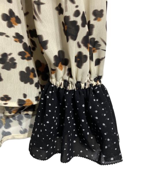 Lily Brown（リリーブラウン）Lily Brown (リリーブラウン) バイカラーフラワープリントボウタイブラウス/wo-tone Floral Print Bow Tie Blouse ベージュ サイズ:Fの古着・服飾アイテム